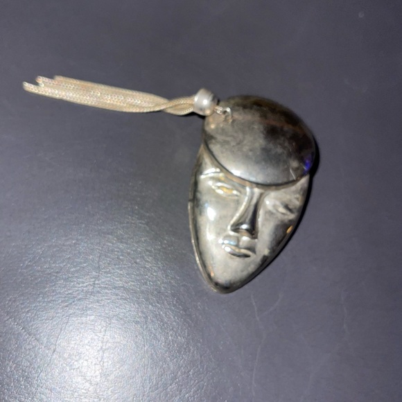 Silver tone fashion brooch with fun tassel - Picture 8 of 10